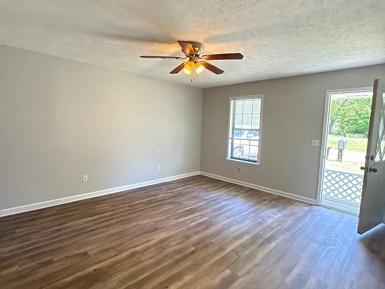 319 N Bond Ave — Photo 2