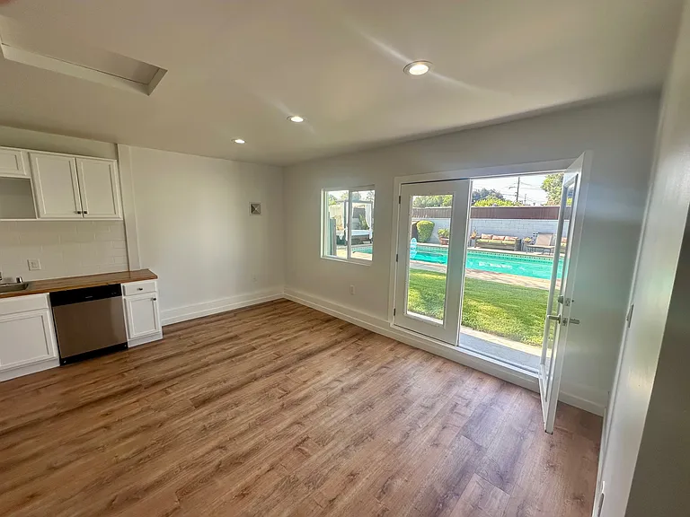 8958 N Swinton Ave — Photo 27