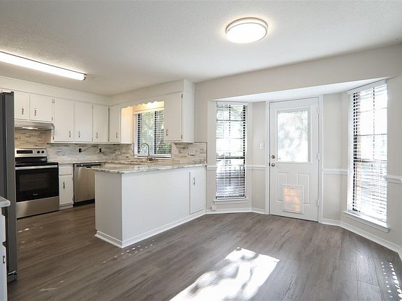 3rd image of 8769 Meadowbrook Dr