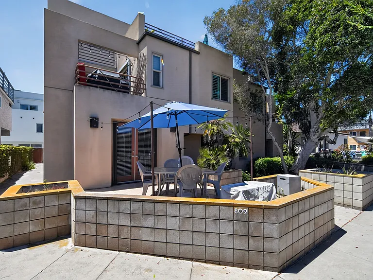 Exterior / Patio with Outdoor Dining for 4