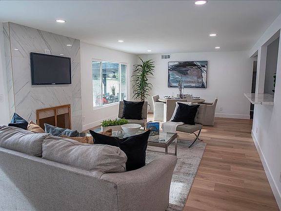 3rd image of 3145 Camino Ave