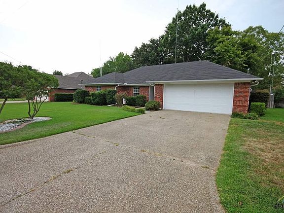 3rd image of 214 Eastgate Dr