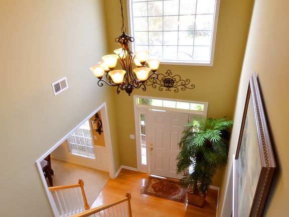 Elegant 2-Story Foyer