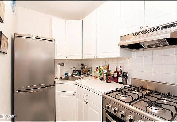 3rd image of 10 W 15th St APT 922