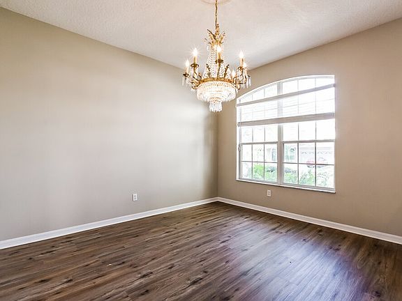 5th image of 450 Chapelwood Dr