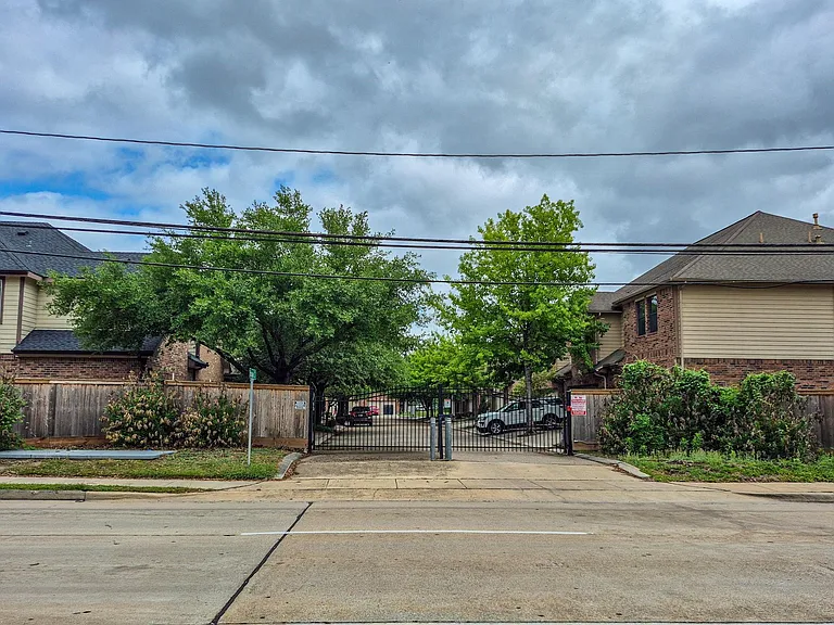 5227 Brinkman Ct — Photo 2