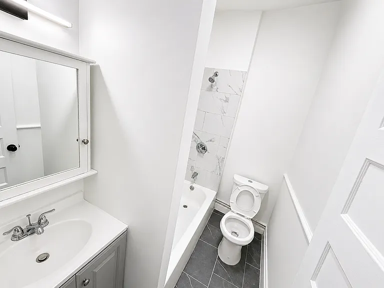 214-218 W Market St #3 — Photo 8
