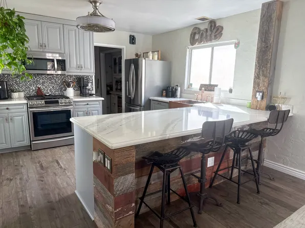 208 Laguna Dr W, Litchfield Park, AZ 85340