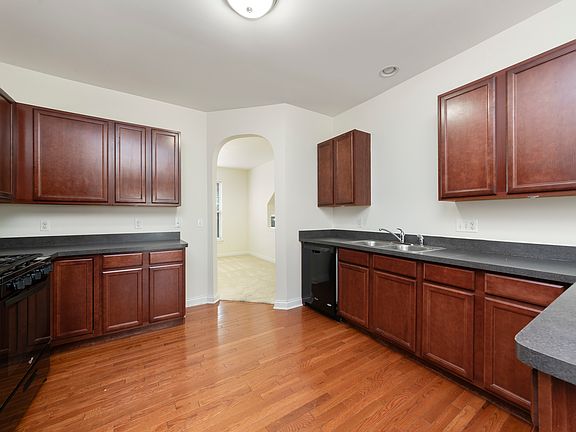 3rd image of 124 Melrose Ct