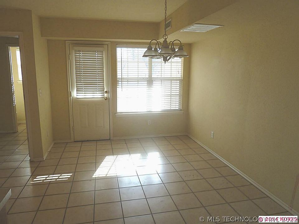 2nd image of 332 E 40th St