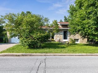 1 Harrogate Pl, Ottawa, ON K2H5L6