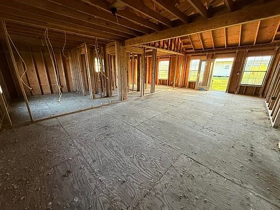 4th image of 204 Floral St
