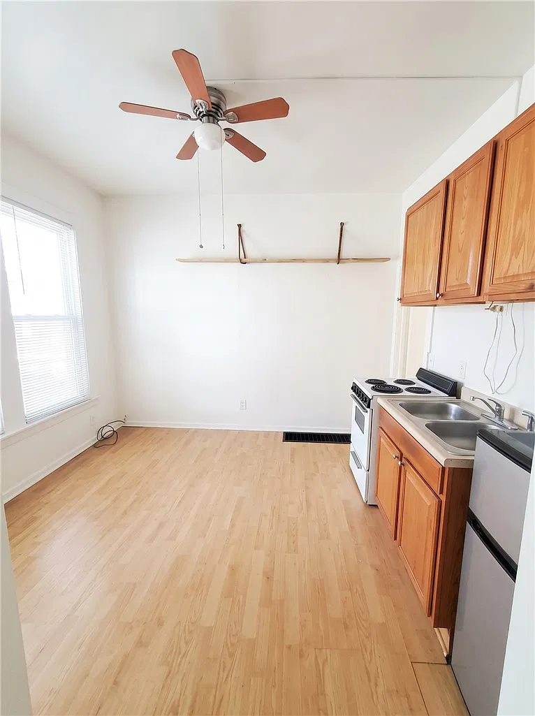 1 bed, 1.0 bath, 850 sqft, $700 — Photo 2