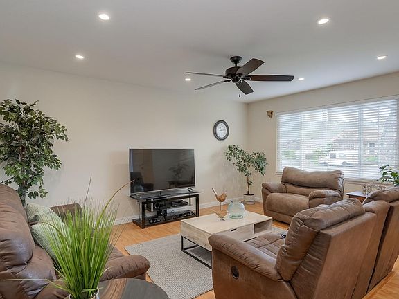 2nd image of 972 Redmond Ave