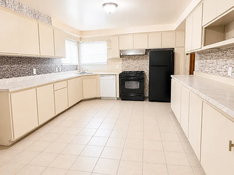 1536 W Auburn Rd — Photo 6