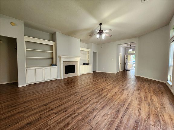 5th image of 1011 Lexington Green Dr