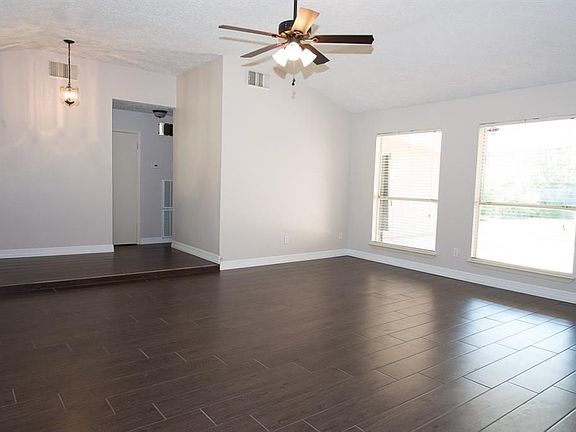 4th image of 1312 Oak Hollow Dr