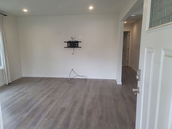 3rd image of 844 Creek Dr