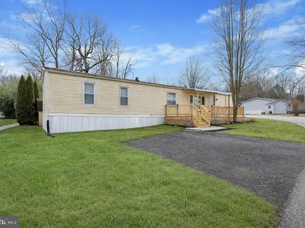8 Cherokee Ln, Honey Brook, PA 19344