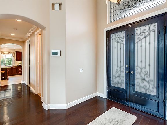 5th image of 922 Essex St
