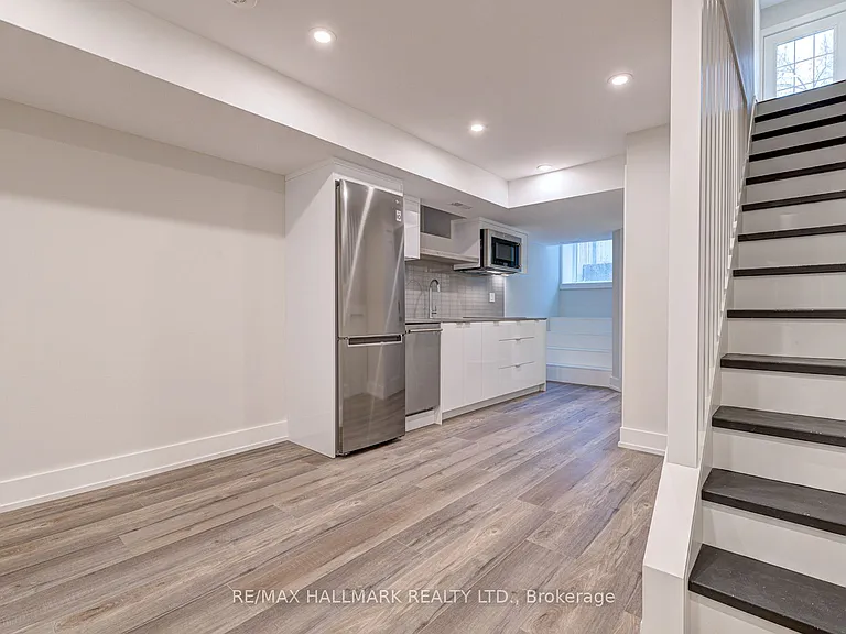 924 Broadview Ave #B — Photo 1