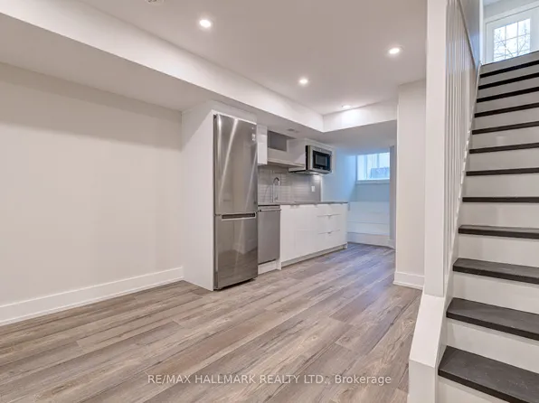 924 Broadview Ave #B, Toronto, ON M4K 2R1