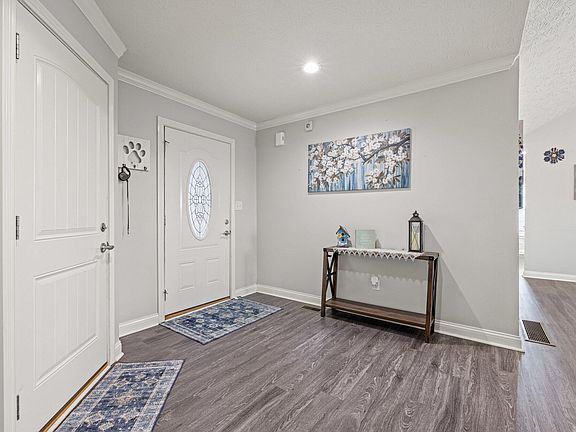 5th image of 644 Fairfax Ln