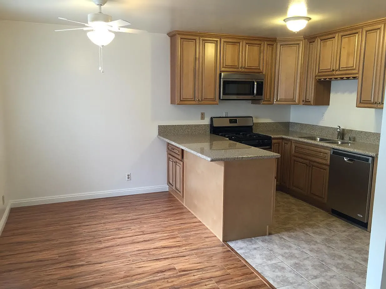 2115 Mathews Ave — Photo 4