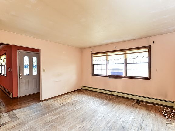 4th image of 14 Cheryl Ln