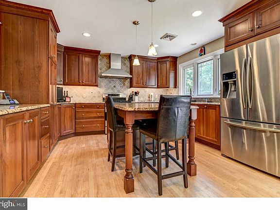 4th image of 24 Merion Pl