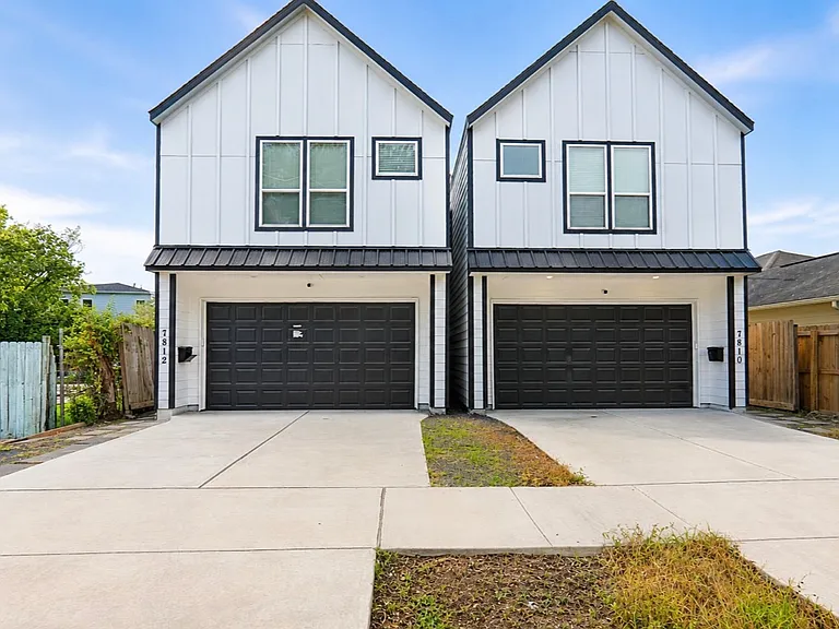 7812 Colonial Ln — Photo 1