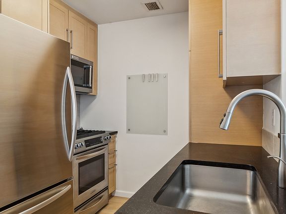 5th image of 415 Main St Penthouse 1E