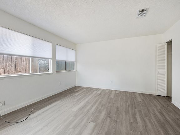 3rd image of 202 Northcrest Cir #D