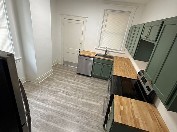 5th image of 535 Woodlawn Ave