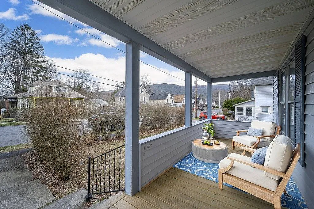 3 bed, 1.5 bath, 1380 sqft, $2,700 — Photo 2