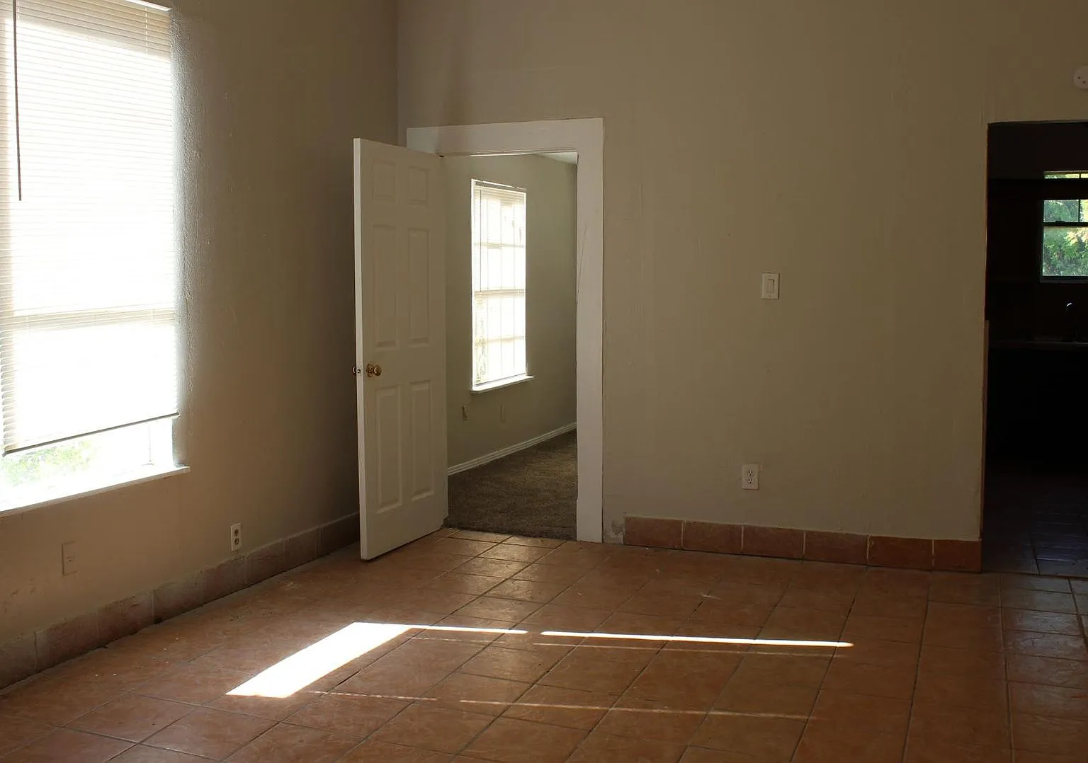 713 Sabine St — Photo 1