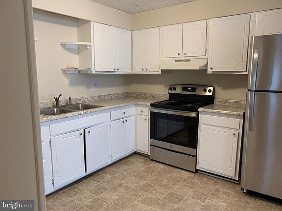3rd image of 1605 Charles St