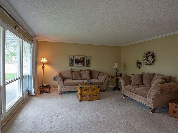 4th image of 1004 Cottonwood Ln