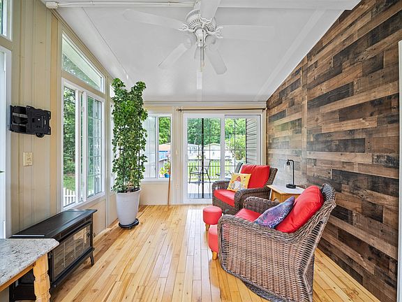 3rd image of 417 Middle Road Unit A