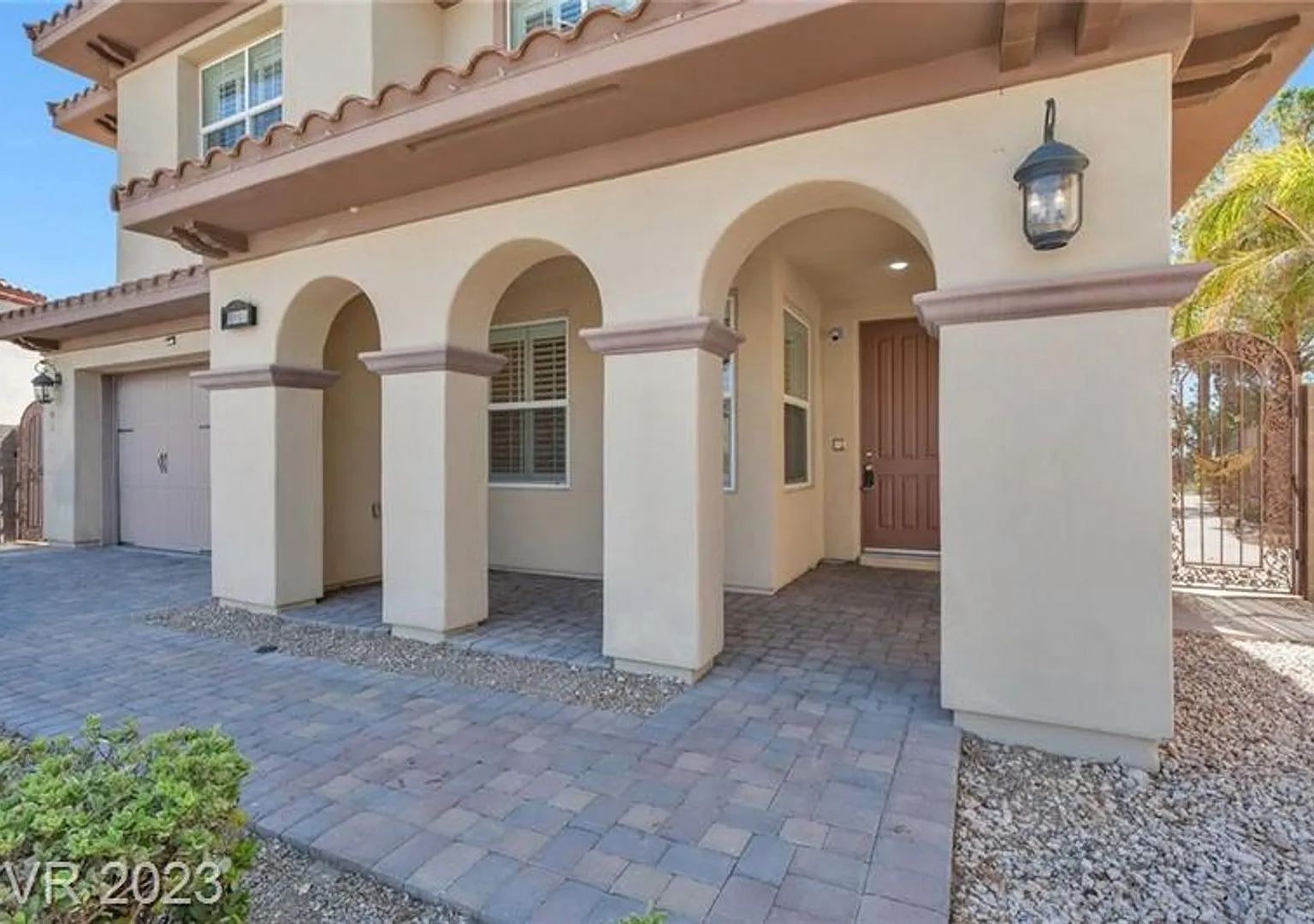 Rare and stunning 5 bedroom 4117sqft property with pool and spa in the backyard. — Photo 4