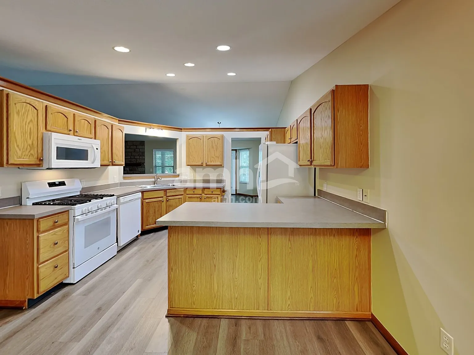 3 bed, 2.0 bath, 2110 sqft, $2,750 — Photo 4