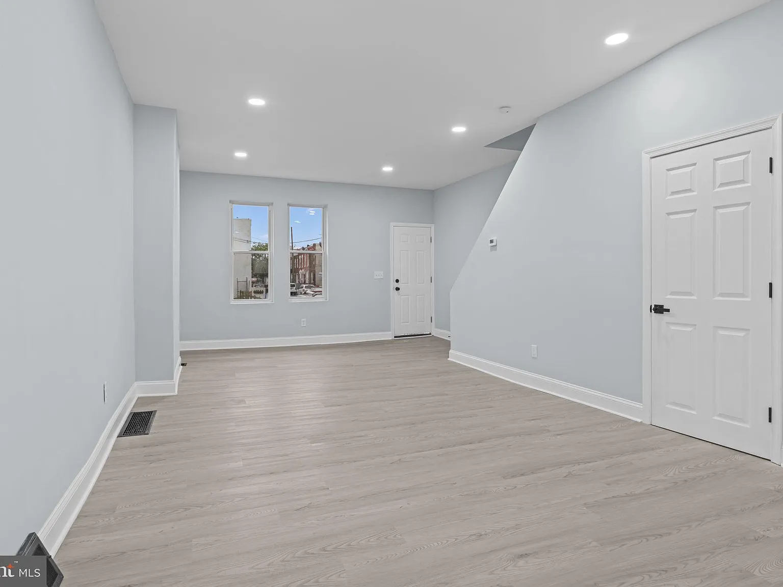 3 bed, 1.5 bath, 1620 sqft, $2,099 — Photo 3