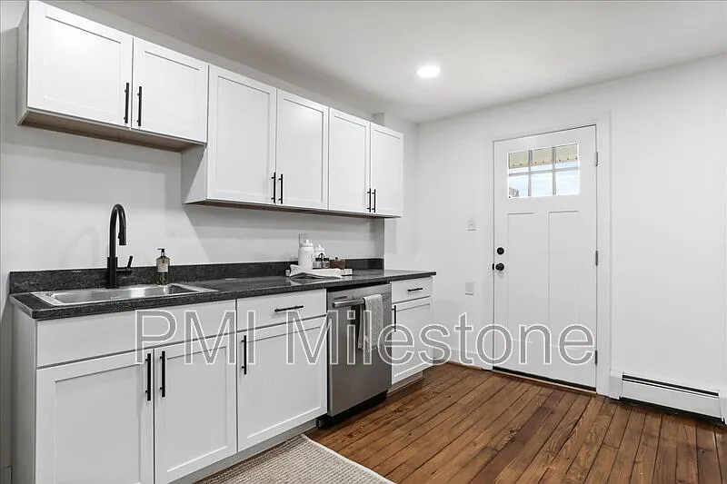 3 bed, 1.0 bath, 988 sqft, $1,050 — Photo 4