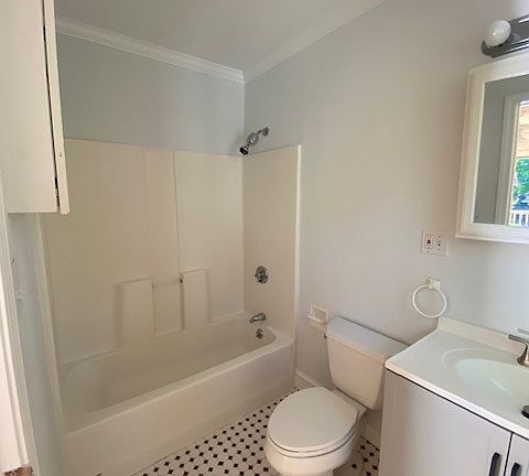 4th image of 371 Lexington St #2