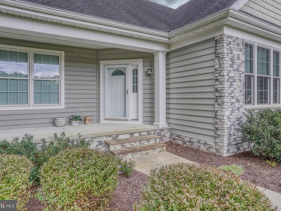 4th image of 18086 White Oak Dr