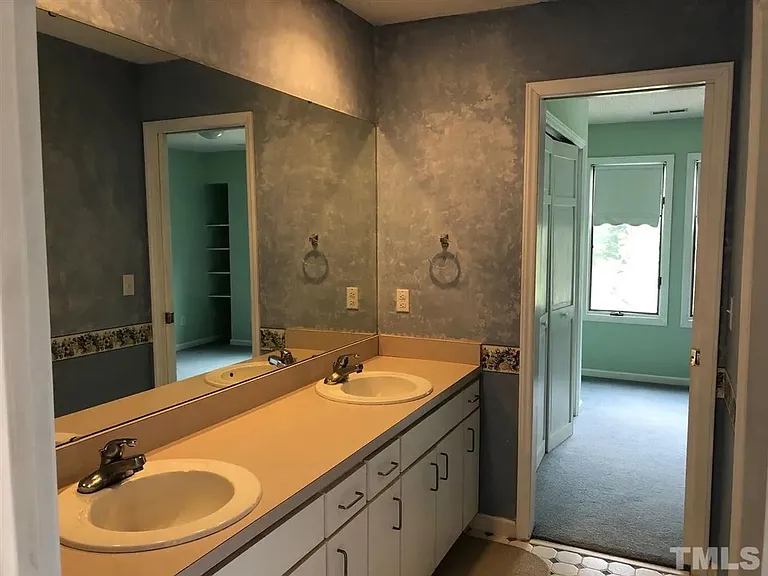 1010 Kingsway Dr — Photo 26
