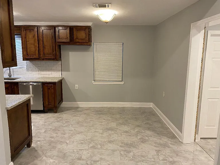 10451 N Essex Dr — Photo 4