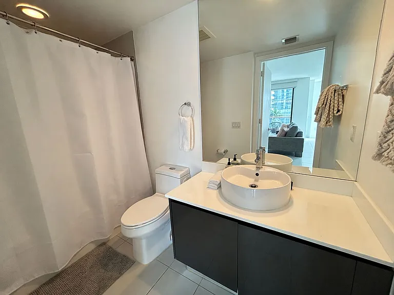 31 SE 6th St #1703 — Photo 4