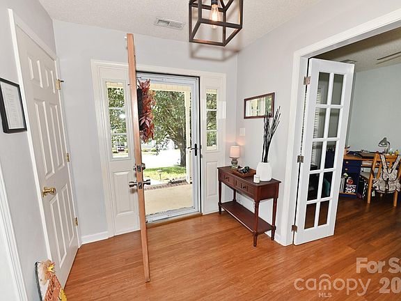 3rd image of 236 17th Ave SE