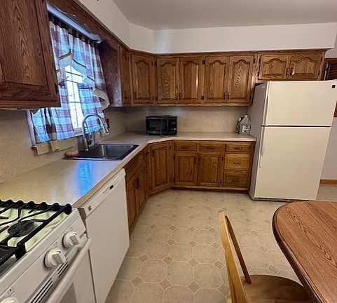 5th image of 57 Cedar St Floor 2
